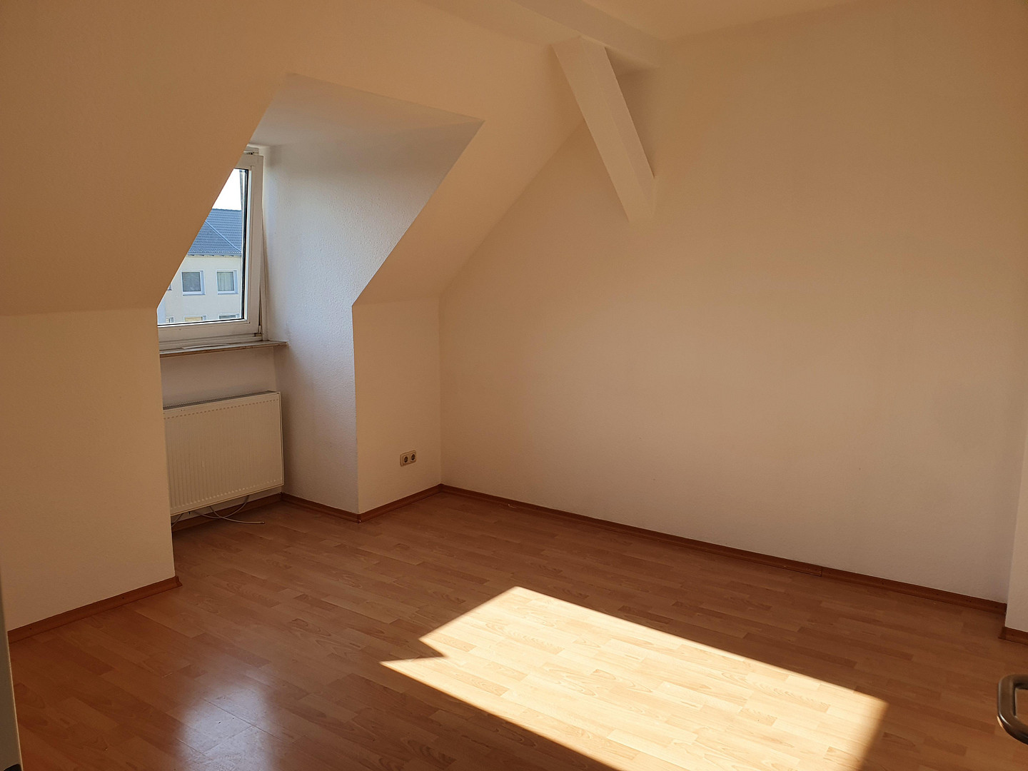 Gut geschnittene 3-Raum KDB-Wohnung im DG – Huttropstr. 52, 45138 Essen(Huttrop) – Vorschaubild 2