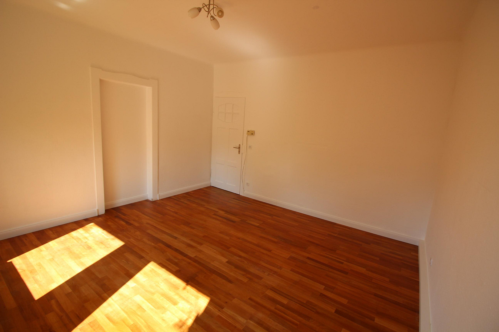 Frisch renovierte E.G Wohnung mit Balkon und Garten zur Mitnutzung – 70199 Stuttgart(Süd) – Vorschaubild 8