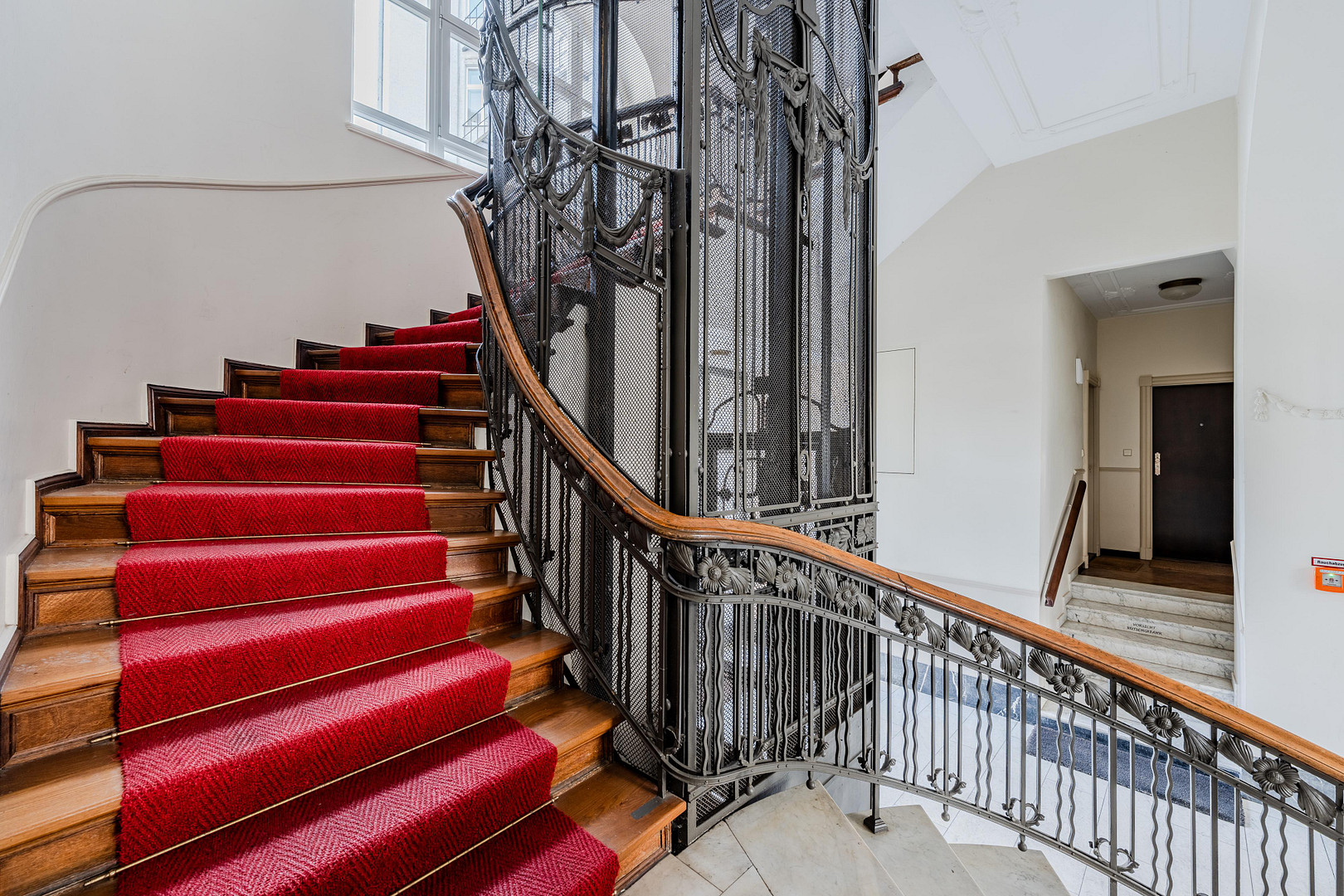 *PROVISIONSFREI* Bezugsfreie renovierte 2-Zimmer Altbauperle in hersschaftlichem Altbau in TOP-Lage – Prager Strasse 3, 10779 Berlin(Wilmersdorf) – Vorschaubild 3