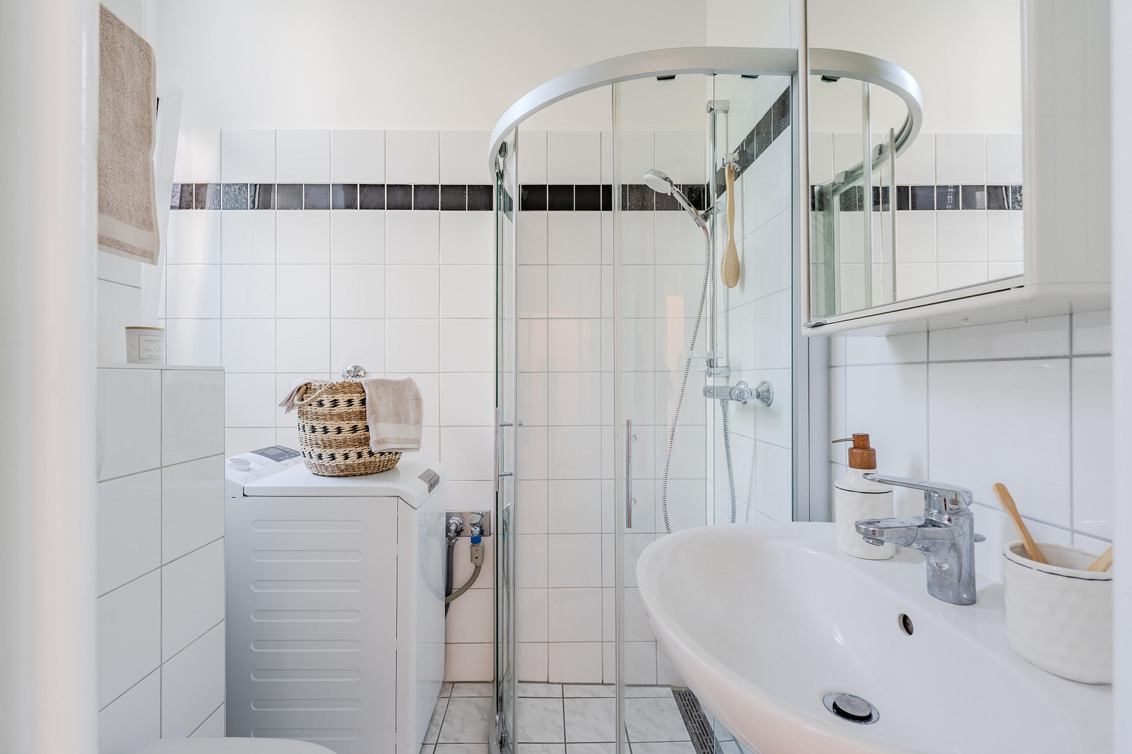 *PROVISIONSFREI* Bezugsfreie renovierte 2-Zimmer Altbauperle in hersschaftlichem Altbau in TOP-Lage – Prager Strasse 3, 10779 Berlin(Wilmersdorf) – Vorschaubild 7