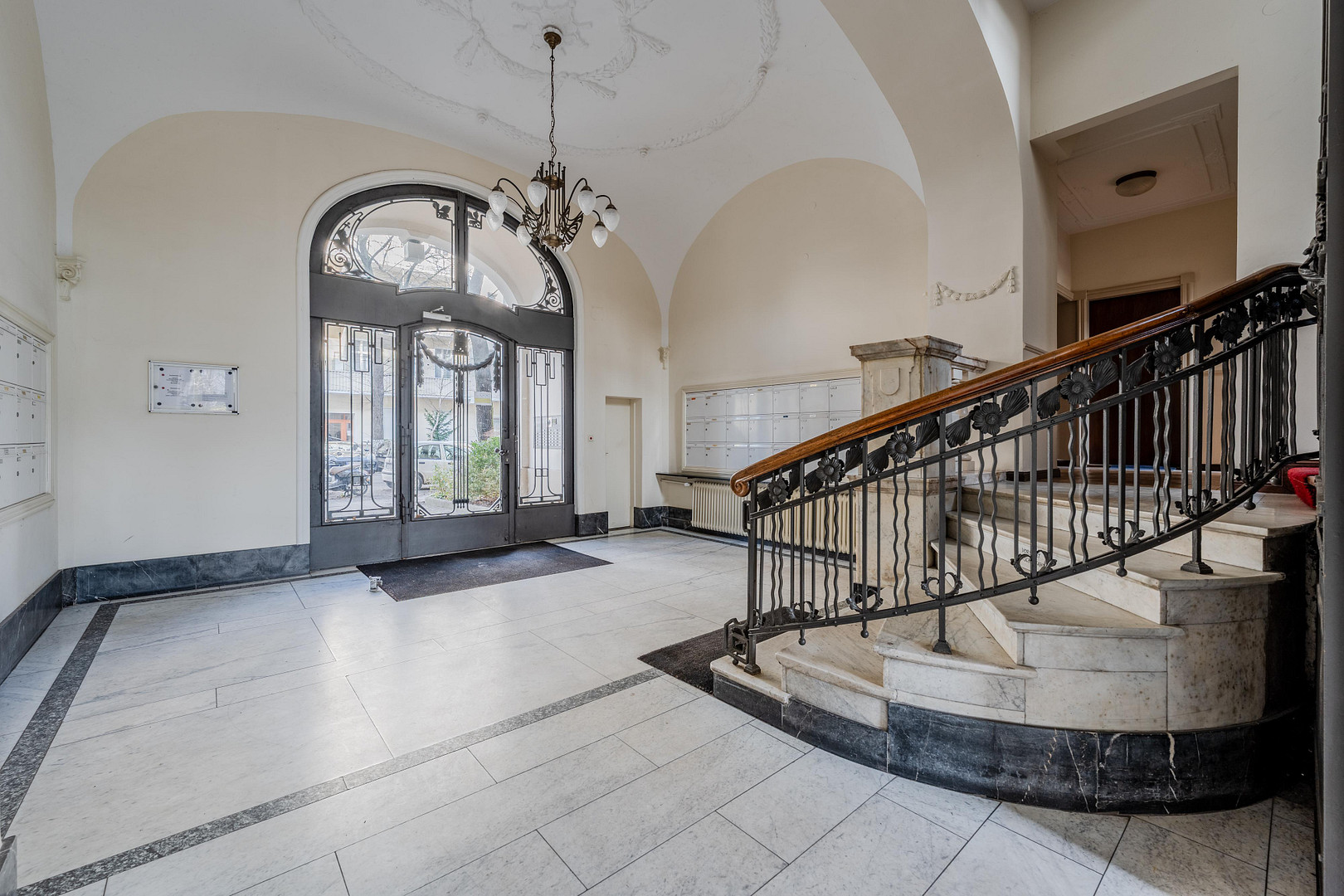 *PROVISIONSFREI* Bezugsfreie renovierte 2-Zimmer Altbauperle in hersschaftlichem Altbau in TOP-Lage – Prager Strasse 3, 10779 Berlin(Wilmersdorf) – Vorschaubild 2