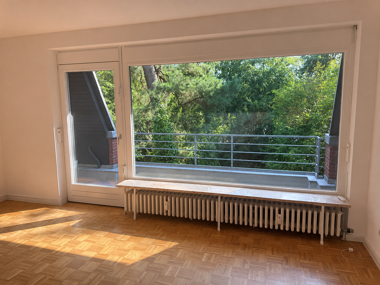 Berlin-Nikolassee: Sanierte 41 qm Wohnung mit Küche, renoviertem Bad und großem Balkon im Grünen