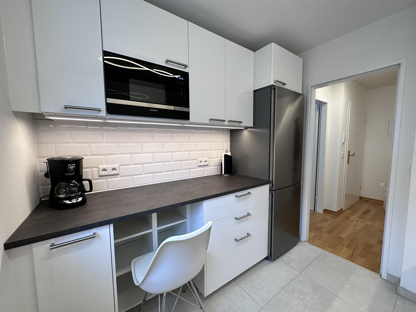 Neben der U-Bahn, komplett möbliert, 3-Zimmer-Wohnung - Wohnen auf Zeit in Milbertshofen – Georgenschwaigstraße 24, 80807 München(Milbertshofen) – Vorschaubild 11