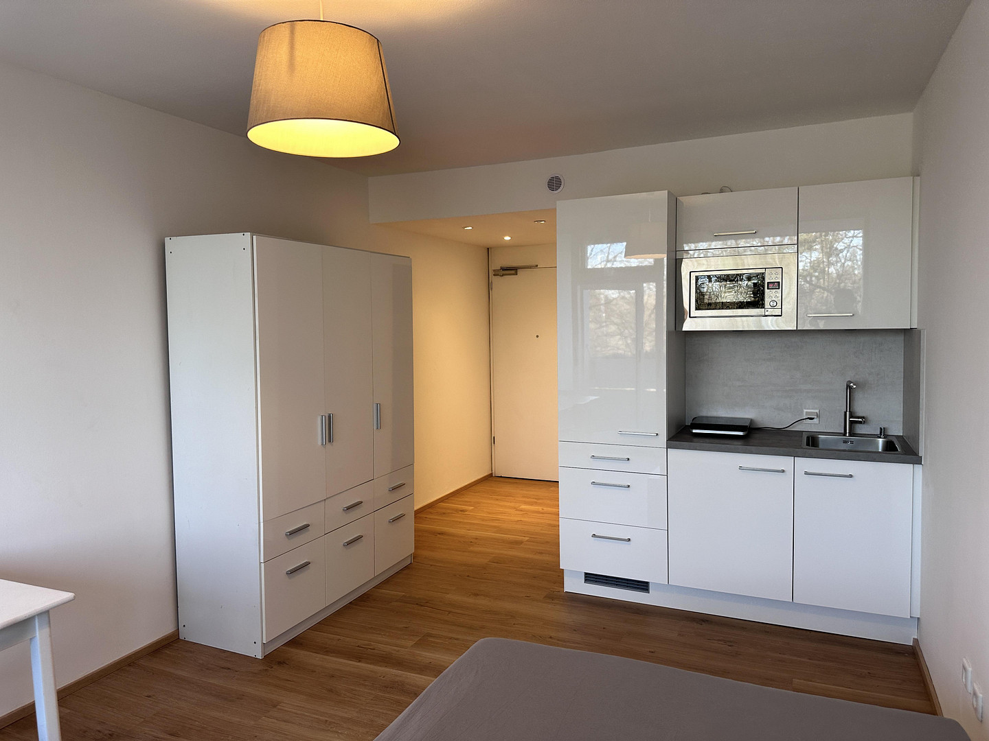 Helle 1-Zimmer-Wohnung mit Balkon — vollrenoviert, möbliert — München- Forstenried – 81476 München(Fürstenried) – Vorschaubild 2