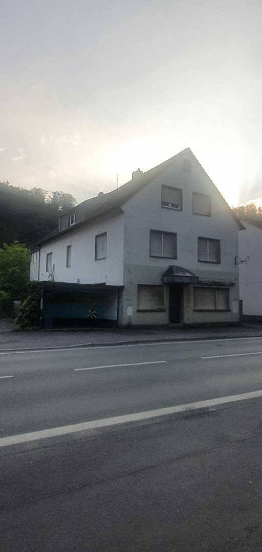Mehrfamilienhaus mit Gewerbeeinheit in Bestlage   Terasse/Garage/Freiflächen usw... auf Hauptstrasse – Ütterlingser Str. 23, 58791 Werdohl(Ütterlingsen) – Vorschaubild 2