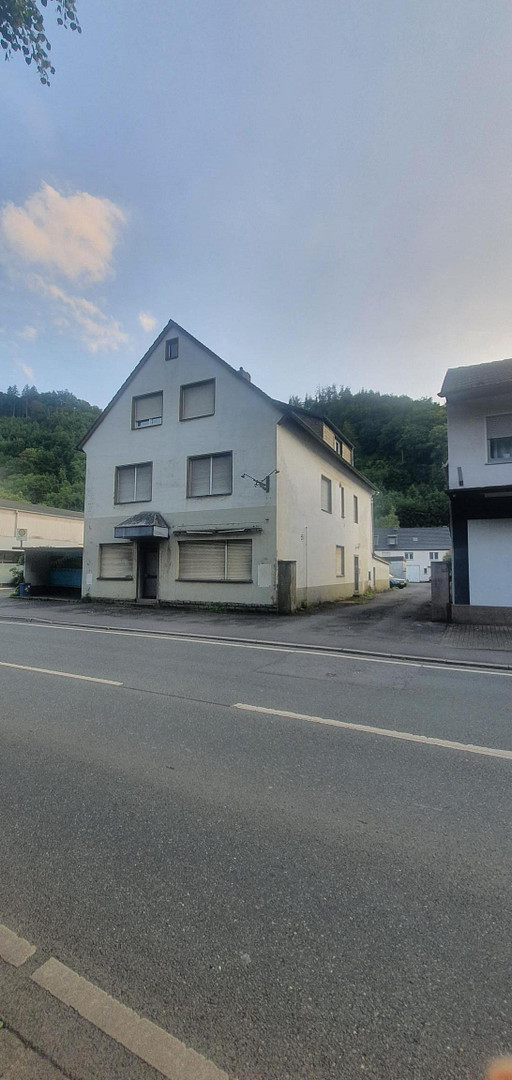 Mehrfamilienhaus mit Gewerbeeinheit in Bestlage   Terasse/Garage/Freiflächen usw... auf Hauptstrasse