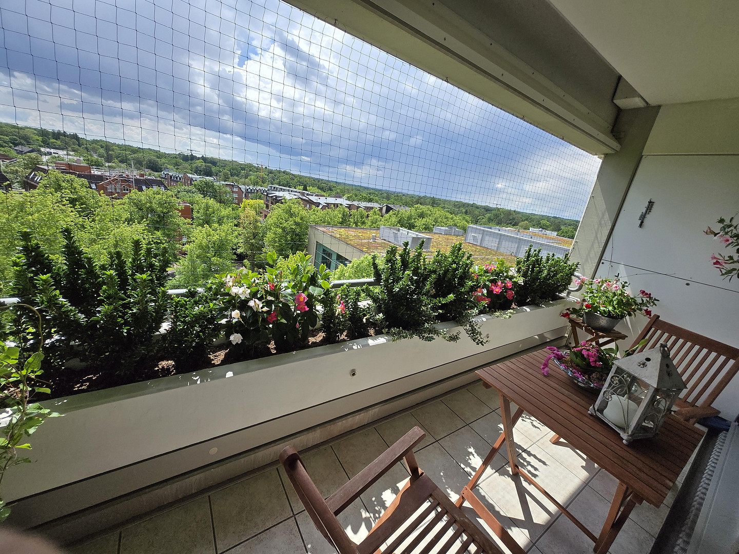 Lichtdurchflutete 3-Zimmer-Wohnung im 7. OG über dem AEZ mit spektakulärem Hamburg-Blick und Loggia! – 22391 Hamburg(Poppenbüttel) – Vorschaubild 2