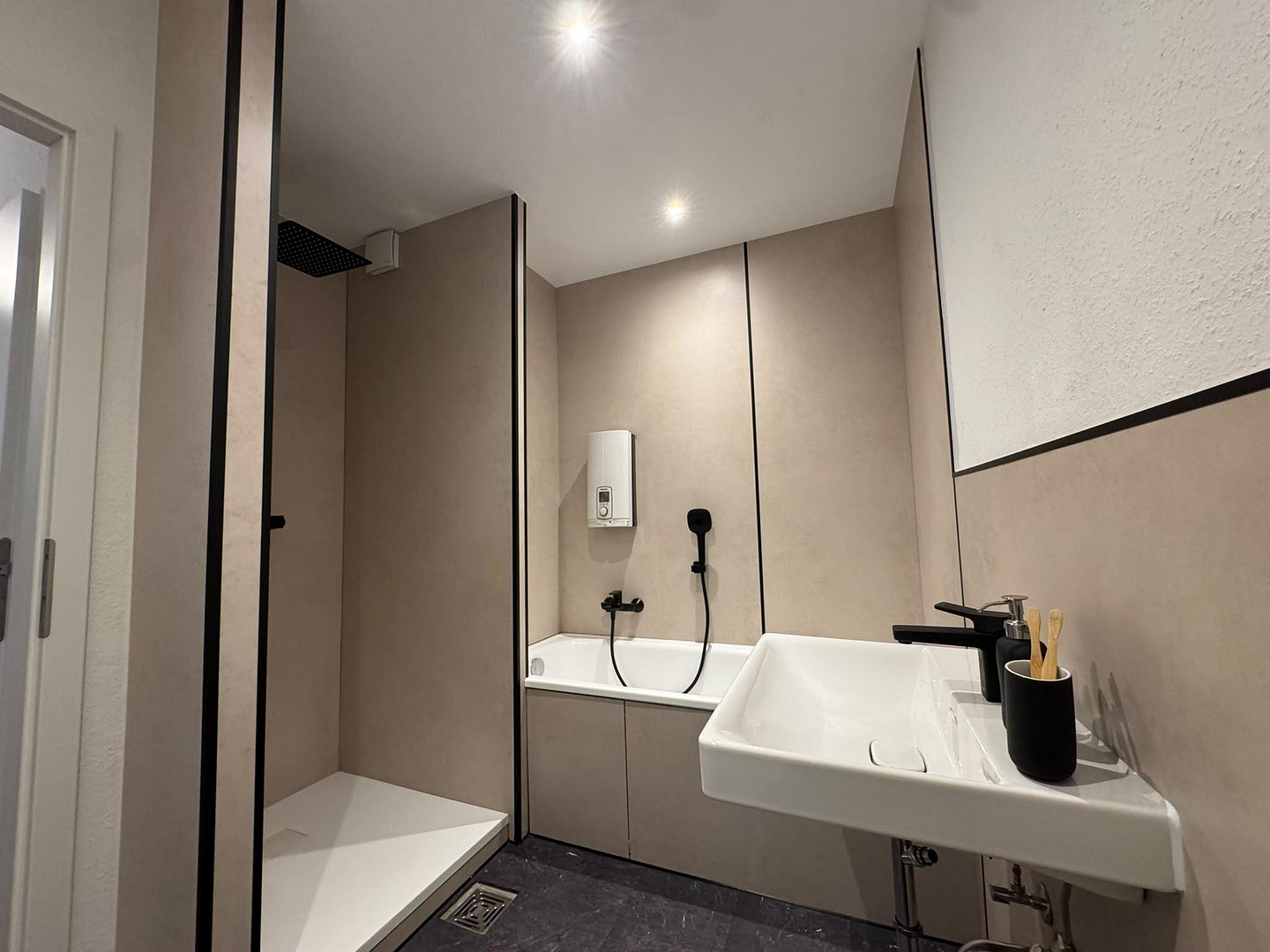 Sofort Einziehen! Frisch renovierte 3,5 Zimmer Wohnung mit Balkon und Garage – Salierstraße 57, 71334 Waiblingen – Vorschaubild 6