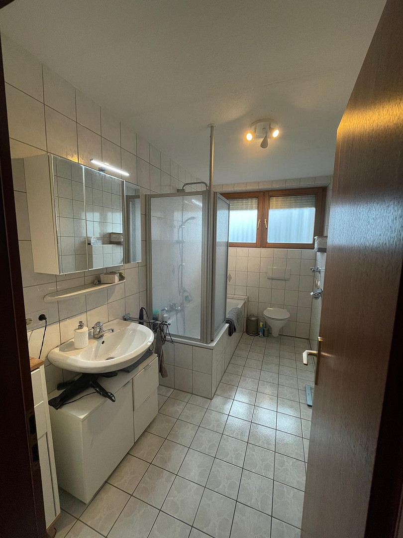 Wohnen & Arbeiten perfekt kombiniert: Helle DG-Wohnung mit separaten Arbeitsraum – Ringstrasse 23, 74382 Neckarwestheim – Vorschaubild 2