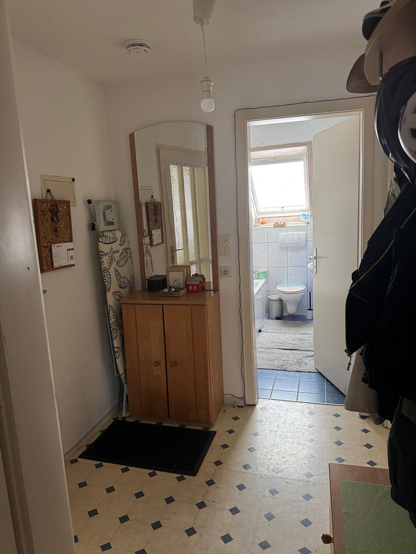 ZEITMIETVERTRAG! 2-Zimmer-Dachgeschosswohnung m. EBK u. großen Garten in KN Uninähe – Zur Friedrichshöhe 25, 78464 Konstanz – Vorschaubild 3