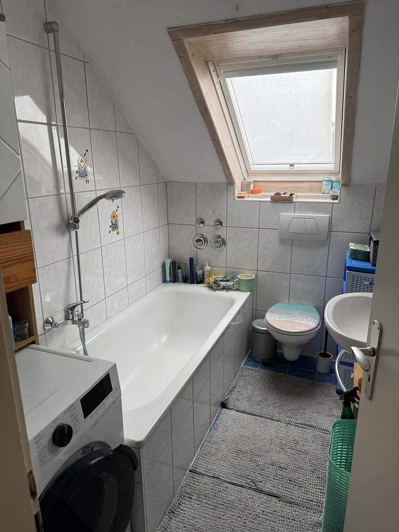 ZEITMIETVERTRAG! 2-Zimmer-Dachgeschosswohnung m. EBK u. großen Garten in KN Uninähe – Zur Friedrichshöhe 25, 78464 Konstanz – Vorschaubild 2