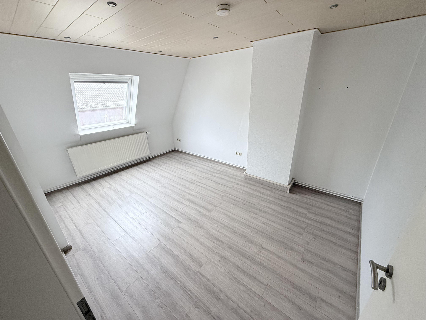 Moderne Eleganz: Stilvoll modernisierte Dachgeschosswohnung in bester Lage – 27576 Bremerhaven(Klushof) – Vorschaubild 4