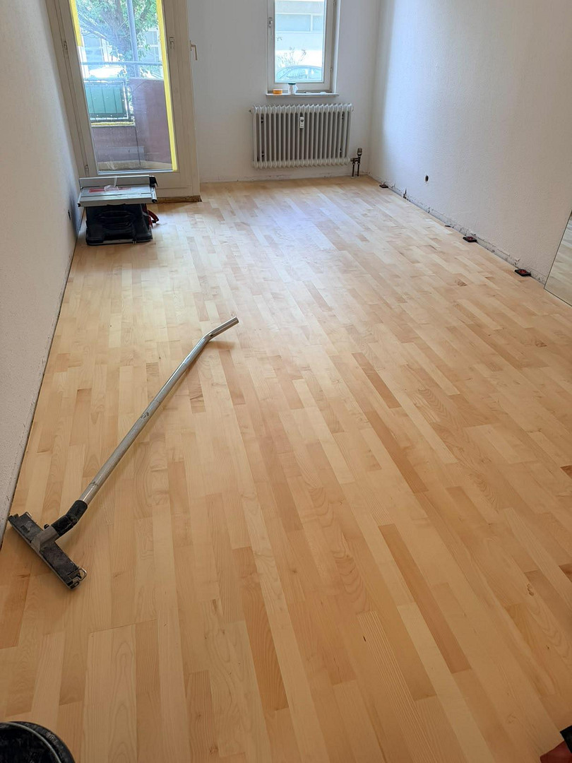 Ab 1.9.26: komplett renovierte männliche 2er-WG mit neuer Küche & neuem Parkett – Nähe Seepark – Angelus-Silesius-Str. 1, 79114 Freiburg(Betzenhausen) – Vorschaubild 2