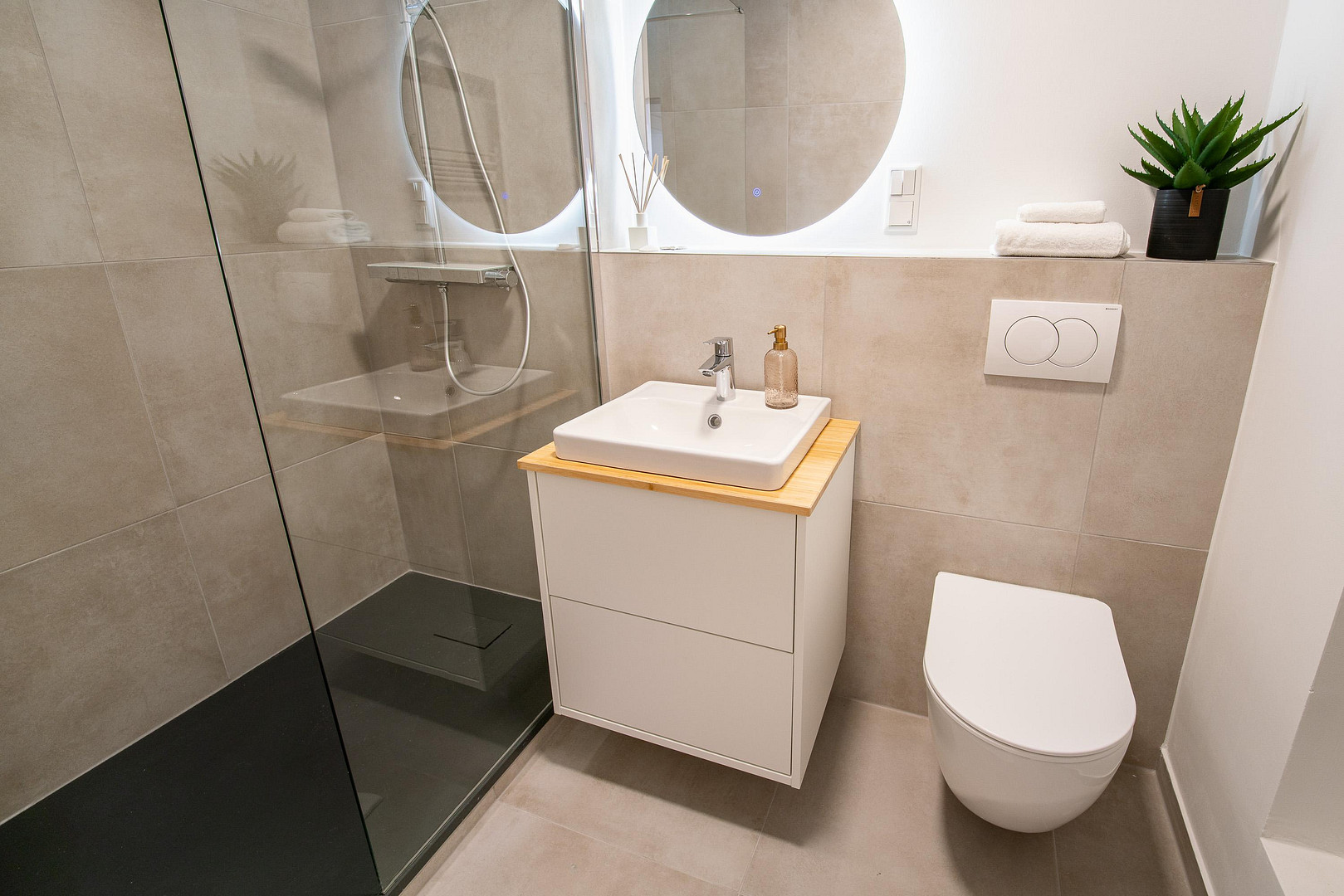***ERSTBEZUG NACH MODERNISIERUNG – STILVOLLE 3-ZI.-WOHNUNG MIT TAGESLICHTBAD IN DU-NEUDORF*** – 47057 Duisburg(Neudorf-Süd) – Vorschaubild 2