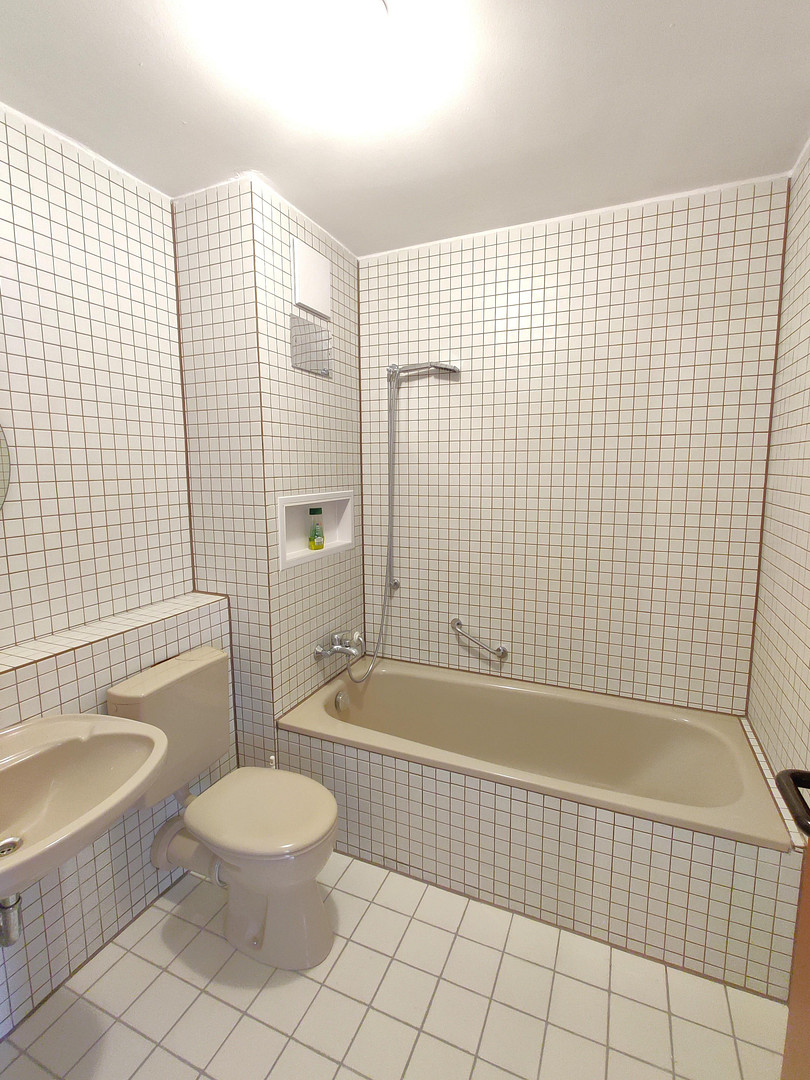 hell und geräumig: renovierte 2 Zimmer DG-Wohnung auf 69m² mit großem überdachtem Balkon – 85567 Grafing bei München – Vorschaubild 8
