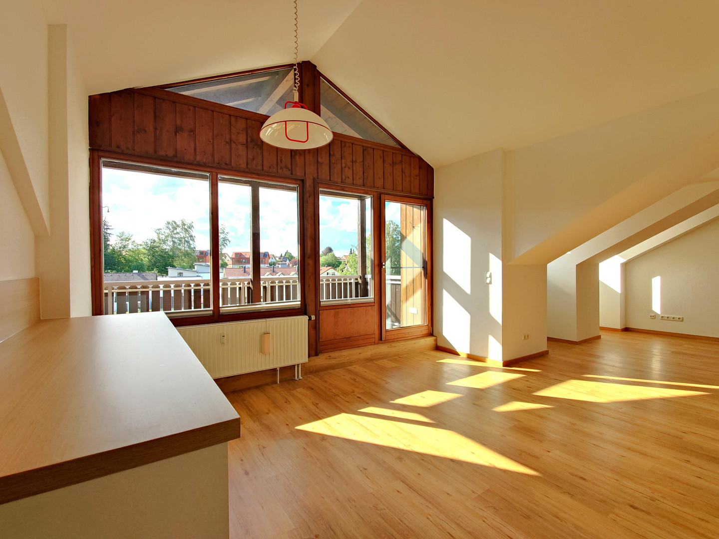 hell und geräumig: renovierte 2 Zimmer DG-Wohnung auf 69m² mit großem überdachtem Balkon
