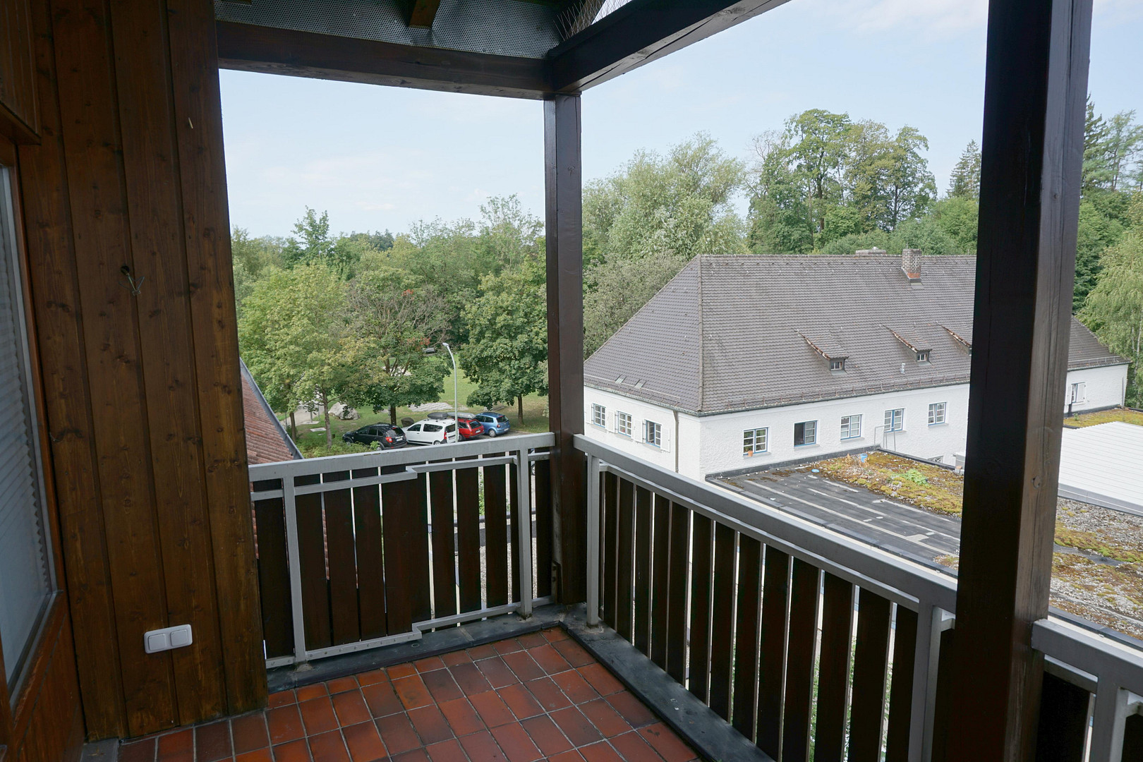 hell und geräumig: renovierte 2 Zimmer DG-Wohnung auf 69m² mit großem überdachtem Balkon – 85567 Grafing bei München – Vorschaubild 10