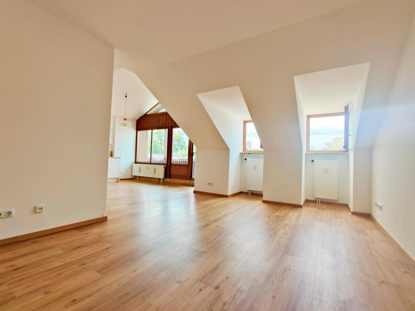 hell und geräumig: renovierte 2 Zimmer DG-Wohnung auf 69m² mit großem überdachtem Balkon – 85567 Grafing bei München – Vorschaubild 5