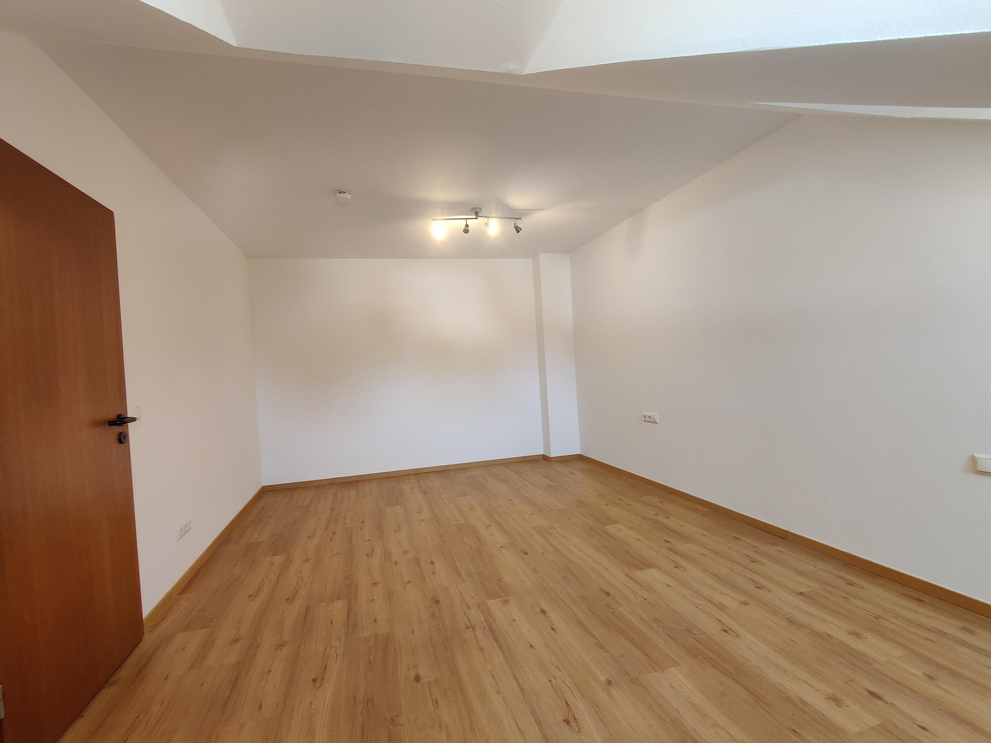 hell und geräumig: renovierte 2 Zimmer DG-Wohnung auf 69m² mit großem überdachtem Balkon – 85567 Grafing bei München – Vorschaubild 7