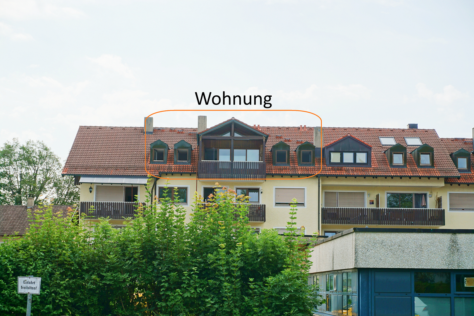 hell und geräumig: renovierte 2 Zimmer DG-Wohnung auf 69m² mit großem überdachtem Balkon – 85567 Grafing bei München – Vorschaubild 9