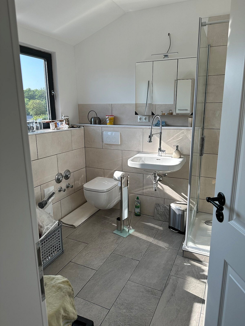 Einzimmerwohnung im Dachgeschoss, EBK, Fußbodenheizung im Duschbad – Bäderstraße 34, 23743 Grömitz(Cismar) – Vorschaubild 4