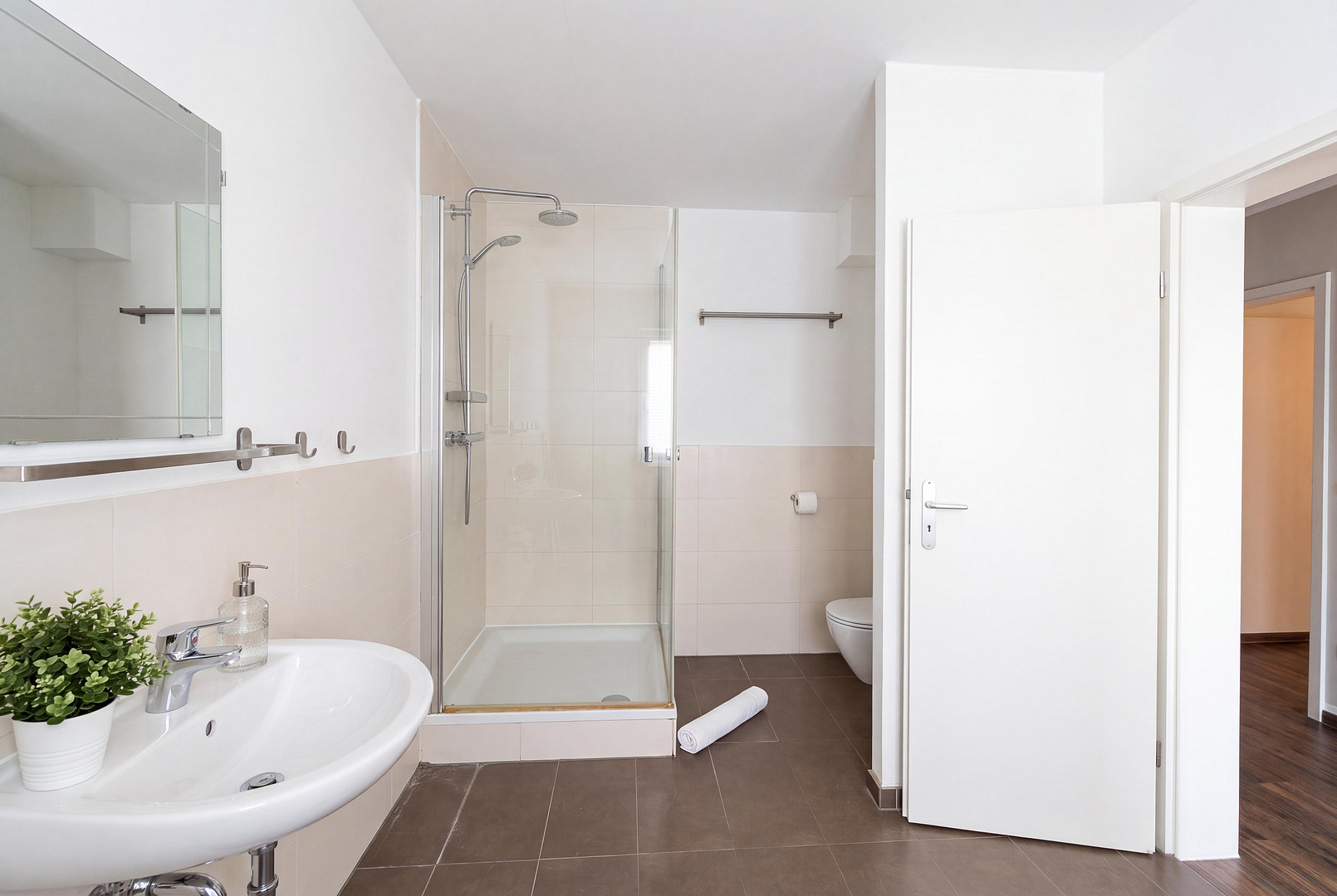 Helle 3-Zimmer-Erdgeschosswohnung mit Terrasse und EBK - ca. 110 m², neuwertig – 16356 Ahrensfelde-Mehrow(Mehrow) – Vorschaubild 3