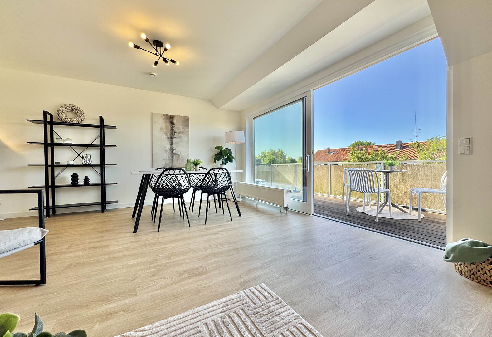 NEU: 4-Zimmer-Wohnung, frisch saniert und direkt bezugsfrei – mit 2 Balkonen und Stellplatz – 23560 Lübeck(Hüxtertor/Mühlentor/Gärtnergasse) – Vorschaubild 2