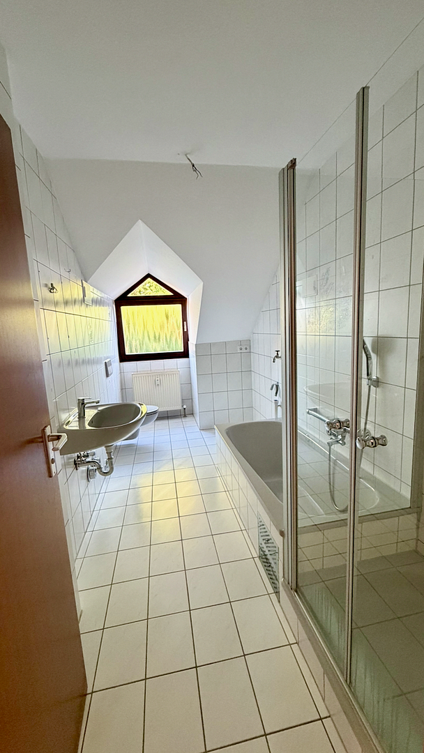 Schöne 3-Zimmer DG Wohnung mit modernisierter Küche und Balkon – Erlenfeld 20, 91056 Erlangen(Alterlangen) – Vorschaubild 10