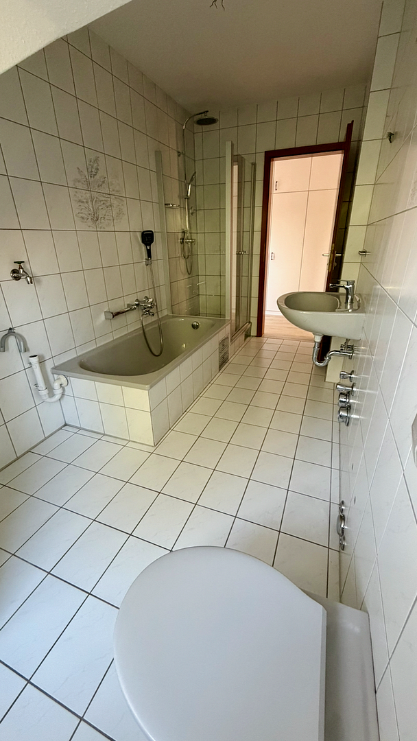 Schöne 3-Zimmer DG Wohnung mit modernisierter Küche und Balkon – Erlenfeld 20, 91056 Erlangen(Alterlangen) – Vorschaubild 11