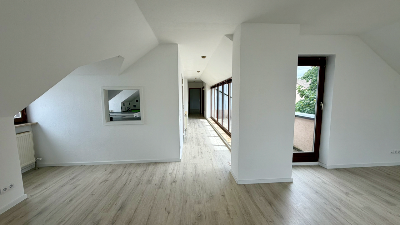 Schöne 3-Zimmer DG Wohnung mit modernisierter Küche und Balkon