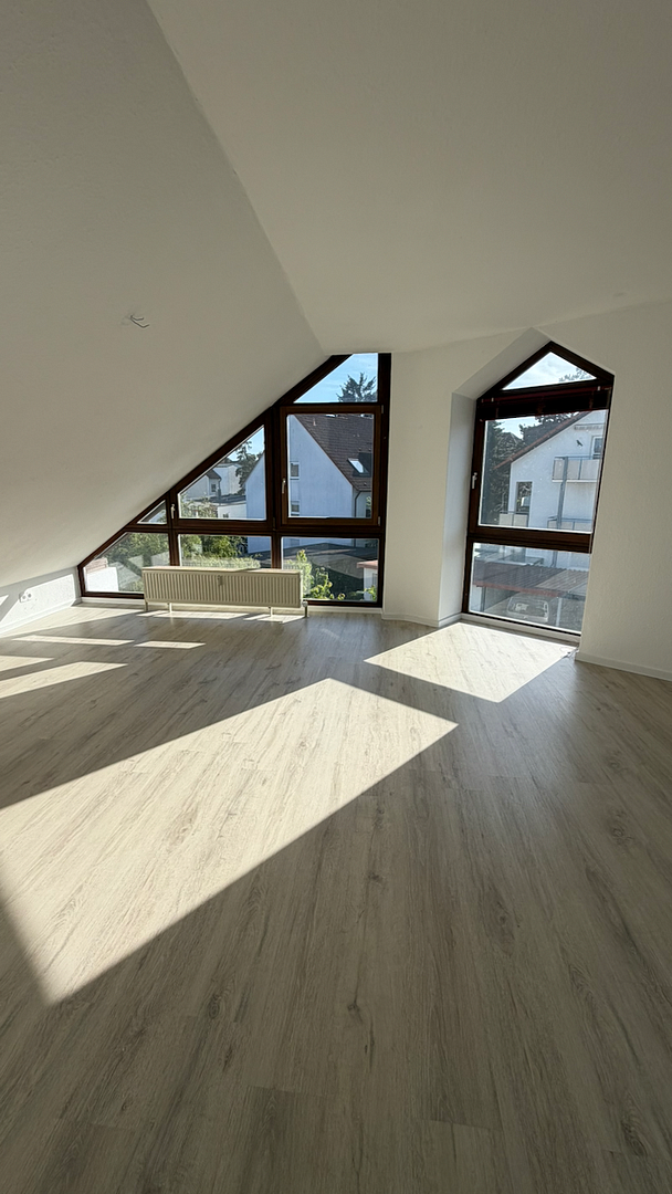 Schöne 3-Zimmer DG Wohnung mit modernisierter Küche und Balkon – Erlenfeld 20, 91056 Erlangen(Alterlangen) – Vorschaubild 2