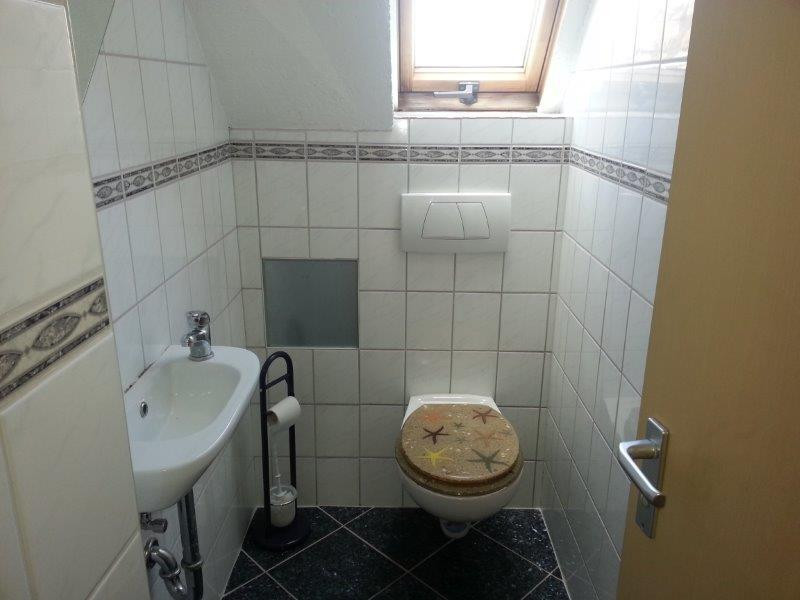 Top-Anbindung & WG-geeignet: Helle 2.5-Zi-DG-Wohnung mit EBK in Stgt-Bad Cannstatt – 70372 Stuttgart(Bad Cannstatt) – Vorschaubild 10