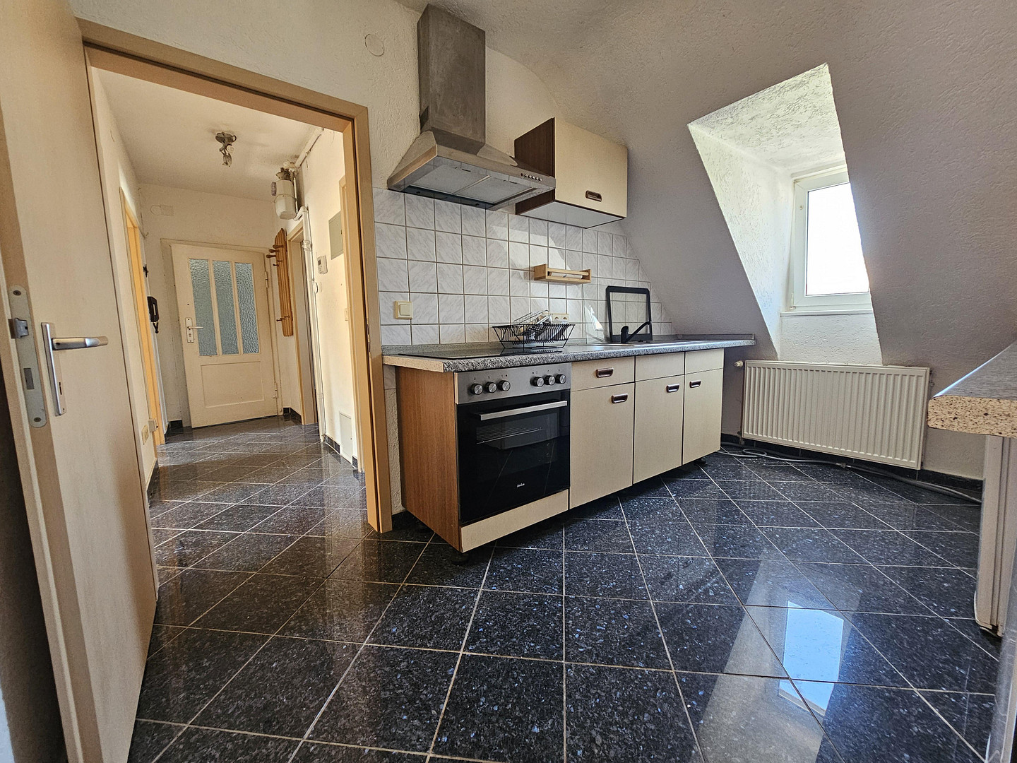 Top-Anbindung & WG-geeignet: Helle 2.5-Zi-DG-Wohnung mit EBK in Stgt-Bad Cannstatt