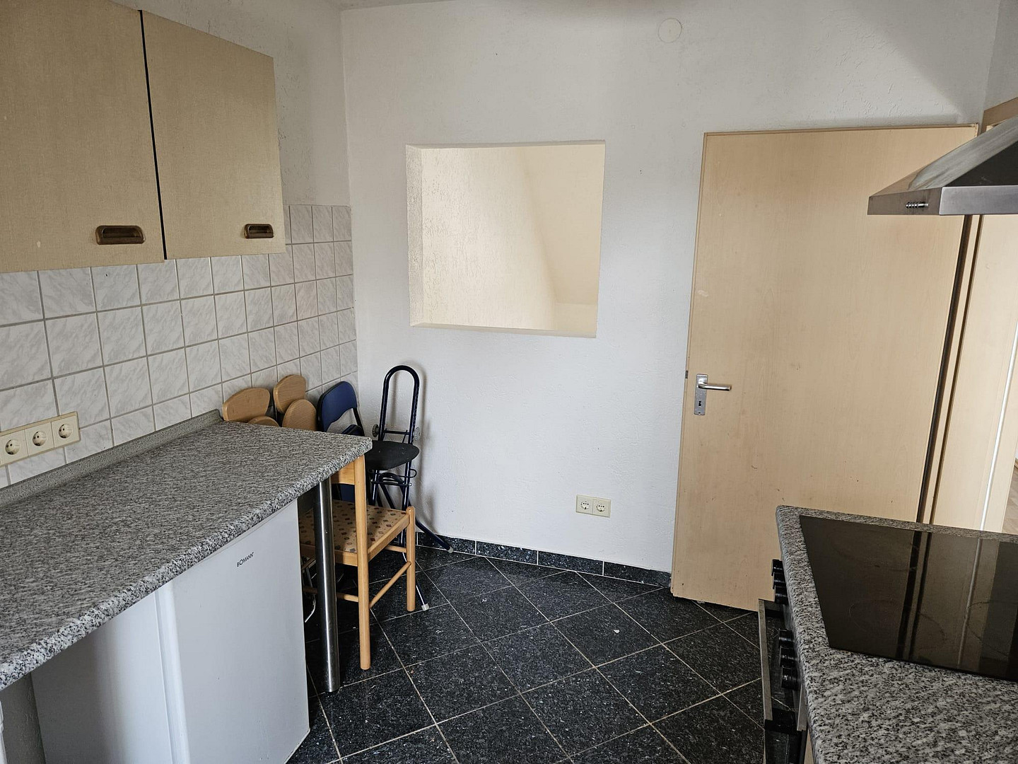Top-Anbindung & WG-geeignet: Helle 2.5-Zi-DG-Wohnung mit EBK in Stgt-Bad Cannstatt – 70372 Stuttgart(Bad Cannstatt) – Vorschaubild 2