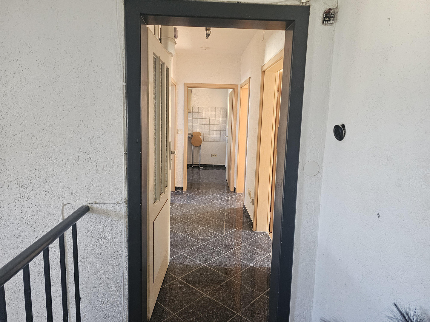 Top-Anbindung & WG-geeignet: Helle 2.5-Zi-DG-Wohnung mit EBK in Stgt-Bad Cannstatt – 70372 Stuttgart(Bad Cannstatt) – Vorschaubild 11