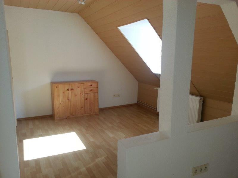 Top-Anbindung & WG-geeignet: Helle 2.5-Zi-DG-Wohnung mit EBK in Stgt-Bad Cannstatt – 70372 Stuttgart(Bad Cannstatt) – Vorschaubild 4