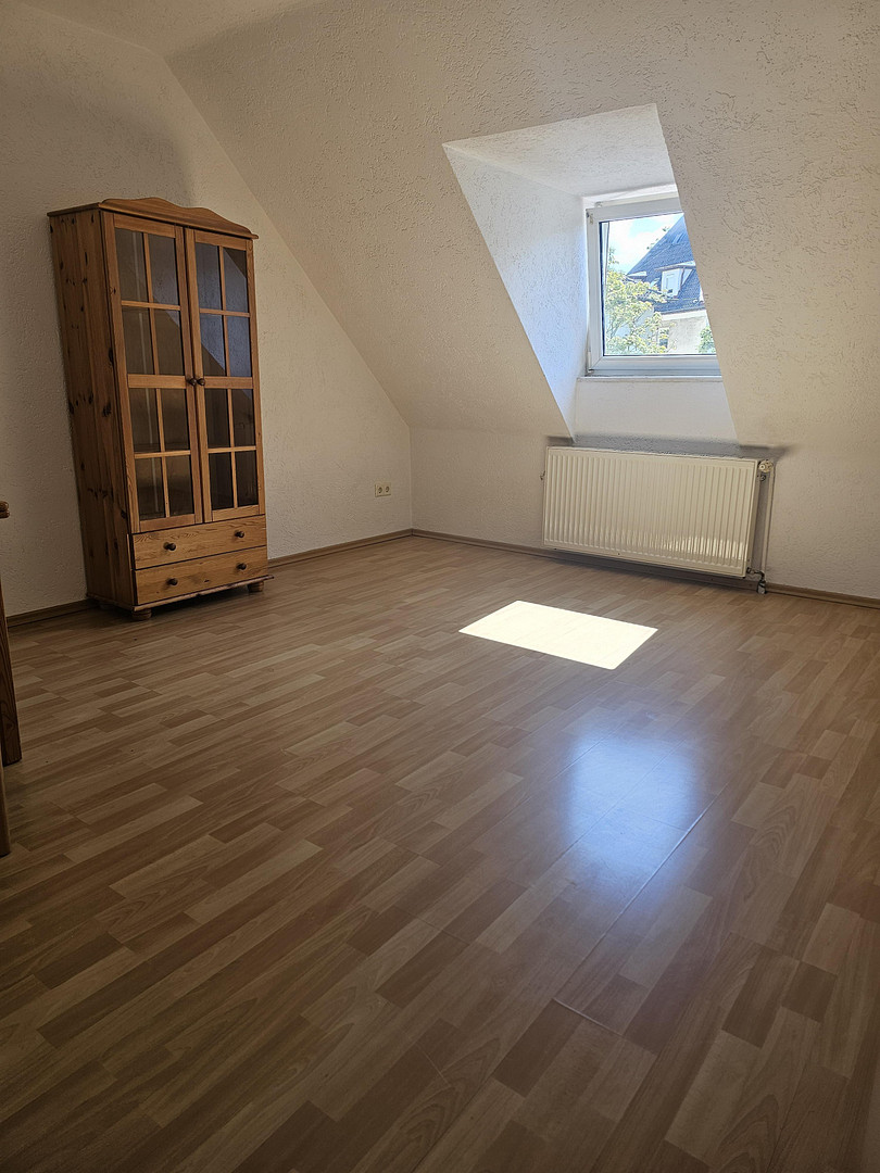 Top-Anbindung & WG-geeignet: Helle 2.5-Zi-DG-Wohnung mit EBK in Stgt-Bad Cannstatt – 70372 Stuttgart(Bad Cannstatt) – Vorschaubild 3