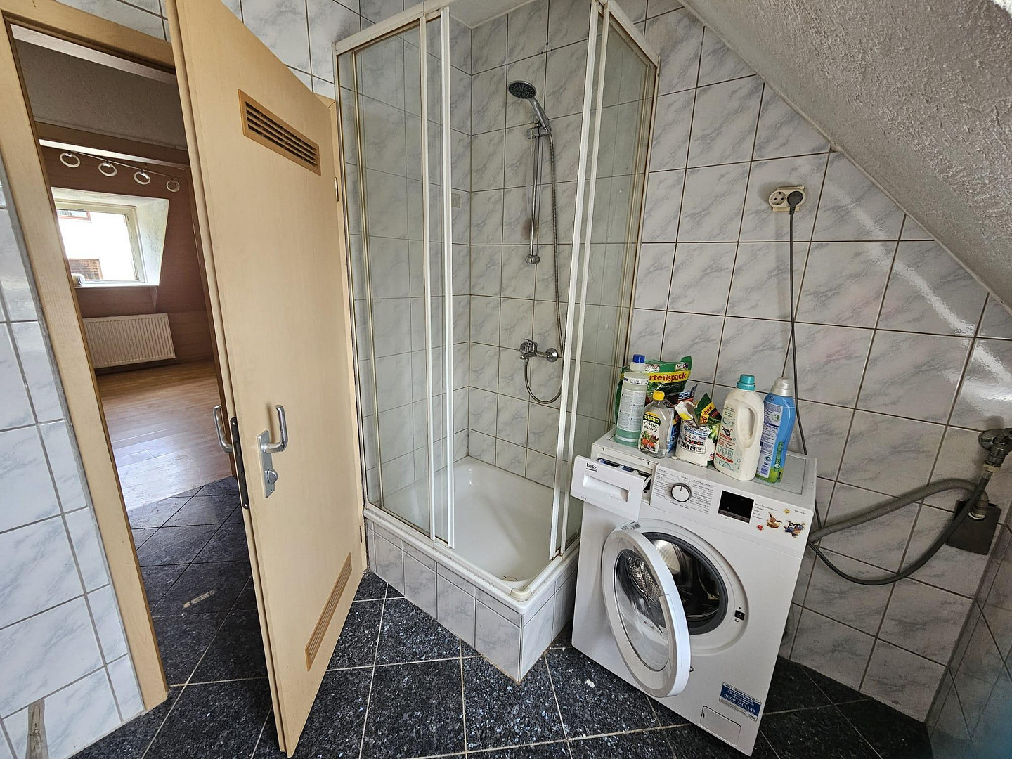 Top-Anbindung & WG-geeignet: Helle 2.5-Zi-DG-Wohnung mit EBK in Stgt-Bad Cannstatt – 70372 Stuttgart(Bad Cannstatt) – Vorschaubild 7