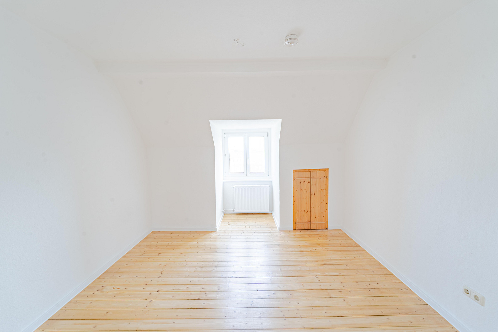 Altbautraum mit 110m² im DG, frisch renoviert, 4-Zimmer, mit neuer EBK und Gartennutzung – Schwartauer Allee 121, 23554 Lübeck(Holstentor Nord) – Vorschaubild 3