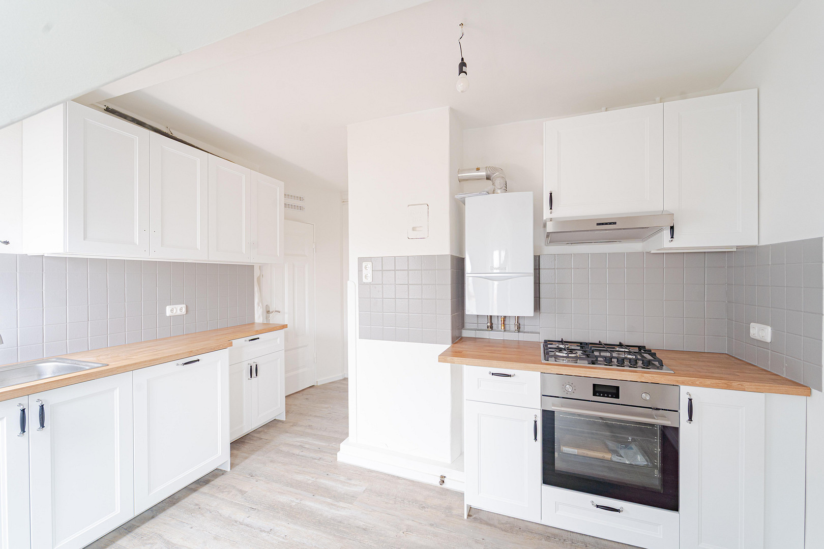Altbautraum mit 110m² im DG, frisch renoviert, 4-Zimmer, mit neuer EBK und Gartennutzung – Schwartauer Allee 121, 23554 Lübeck(Holstentor Nord) – Vorschaubild 2