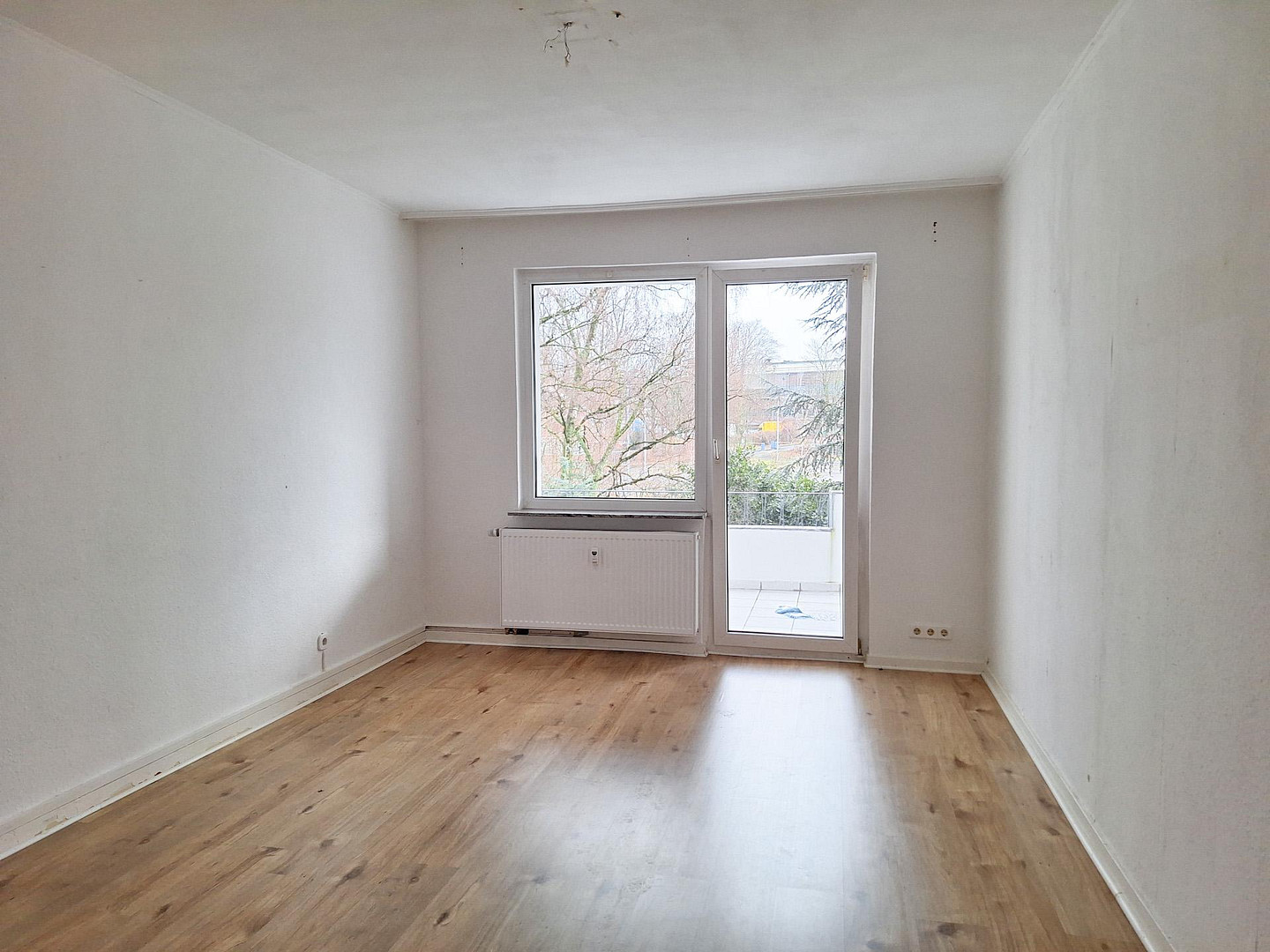 Sanierte 3,5 Zimmer-KDB Wohnung (ca. 70 qm) mit Einbauküche und Balkon / Holsterhausen – Bunsenstr. 77, 45145 Essen(Holsterhausen) – Vorschaubild 2
