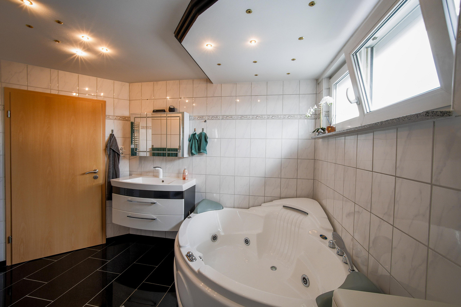 Außergewöhnliche 2-Zimmer-Dachgeschosswohnung mit Kamin, Vollbad, Balkon & ausgebautem Dachboden – 59514 Welver – Vorschaubild 10
