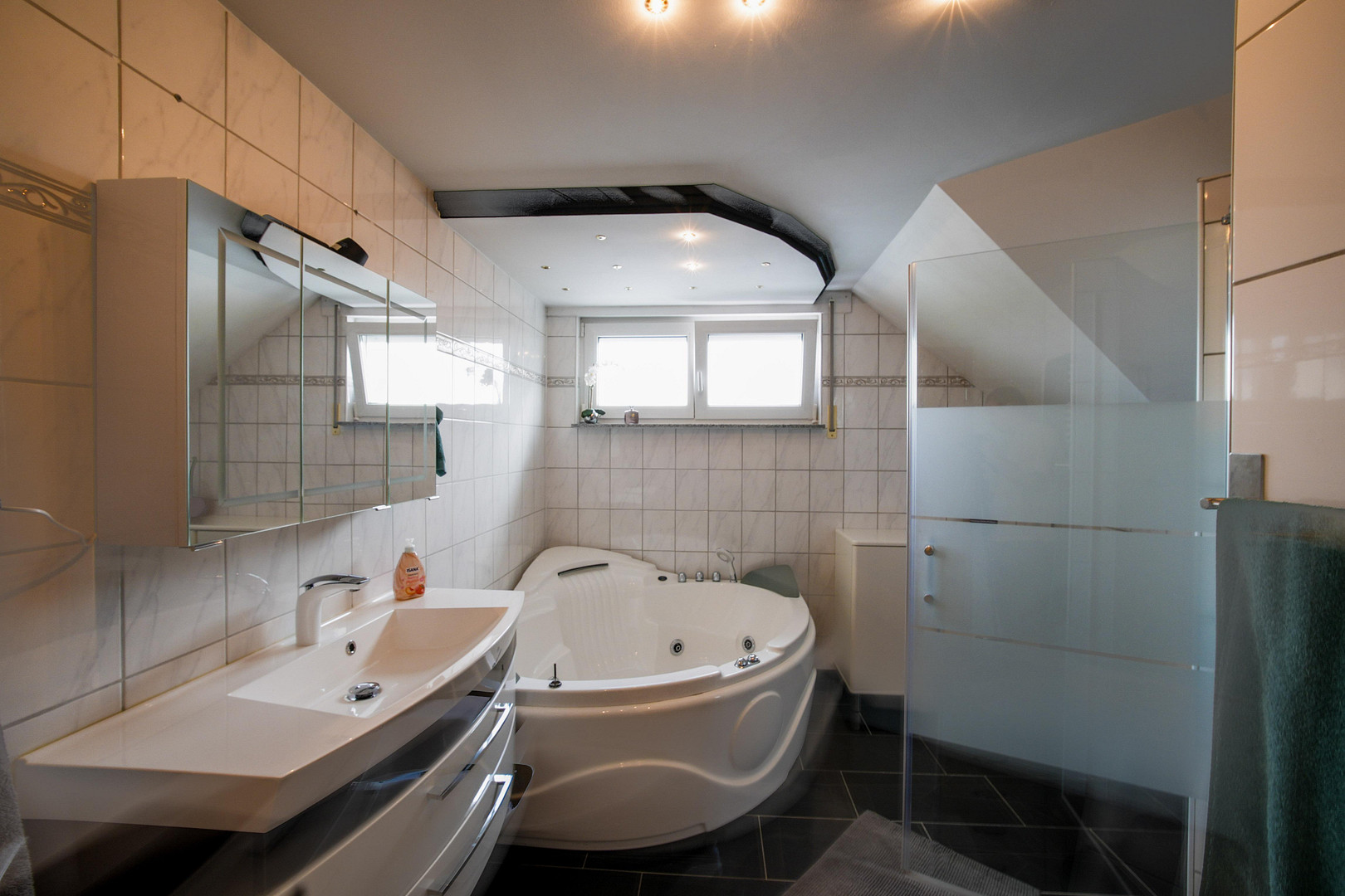 Außergewöhnliche 2-Zimmer-Dachgeschosswohnung mit Kamin, Vollbad, Balkon & ausgebautem Dachboden – 59514 Welver – Vorschaubild 8