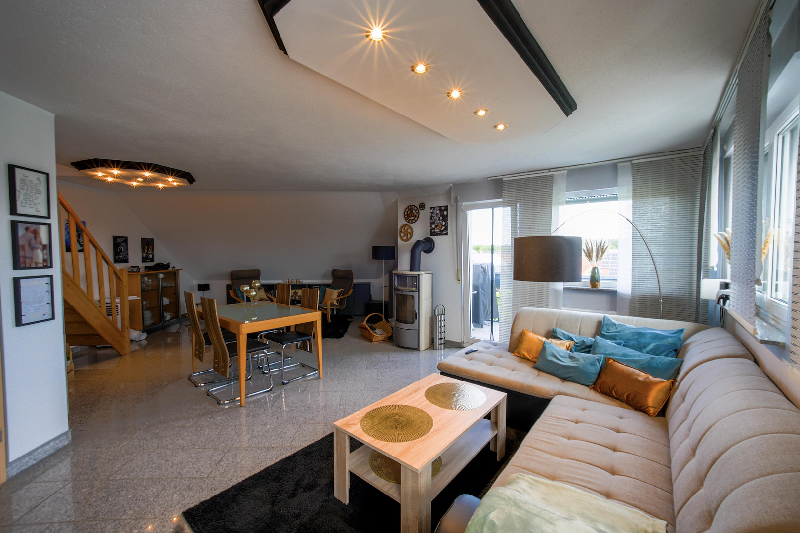 Außergewöhnliche 2-Zimmer-Dachgeschosswohnung mit Kamin, Vollbad, Balkon & ausgebautem Dachboden – 59514 Welver – Vorschaubild 4