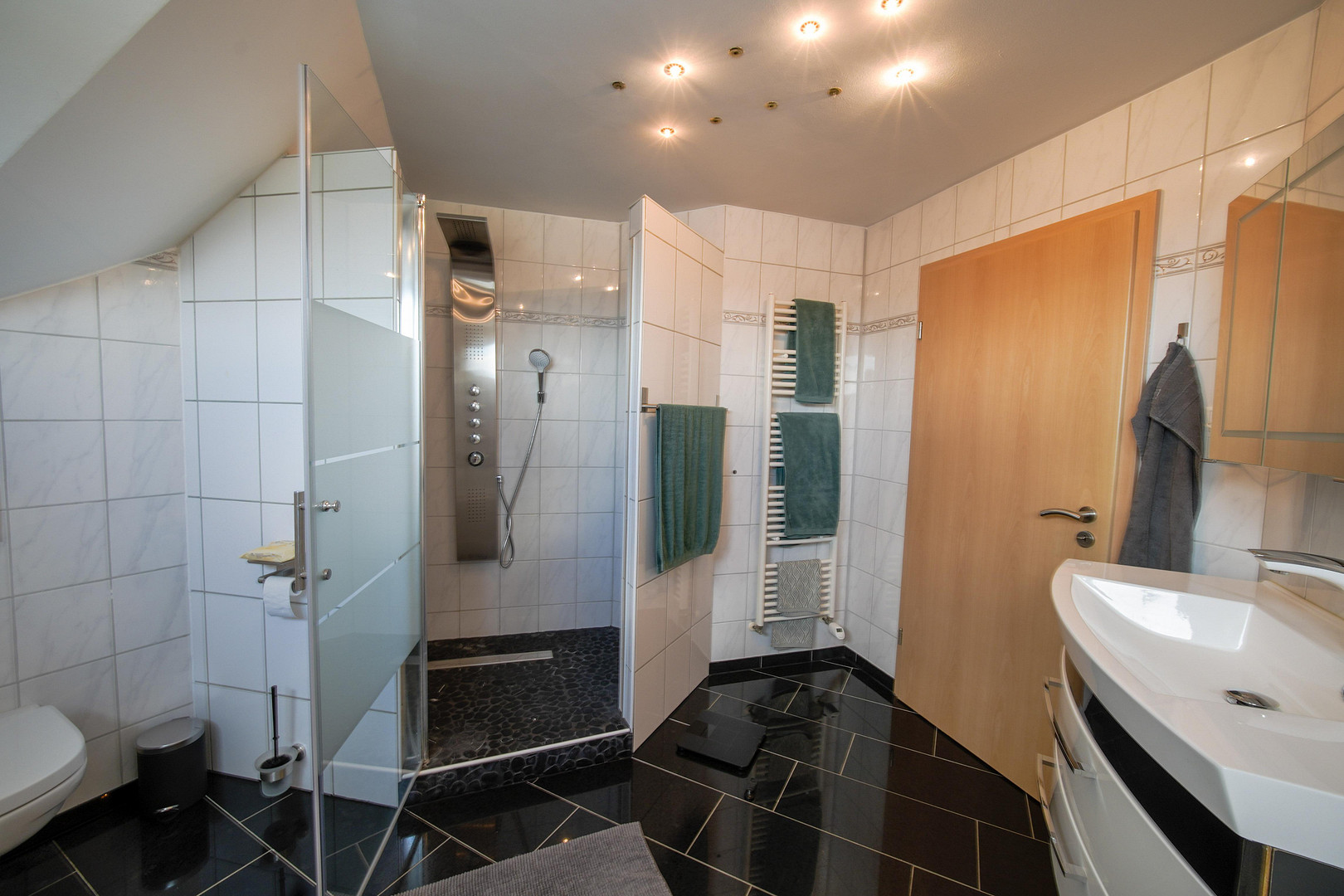 Außergewöhnliche 2-Zimmer-Dachgeschosswohnung mit Kamin, Vollbad, Balkon & ausgebautem Dachboden – 59514 Welver – Vorschaubild 11