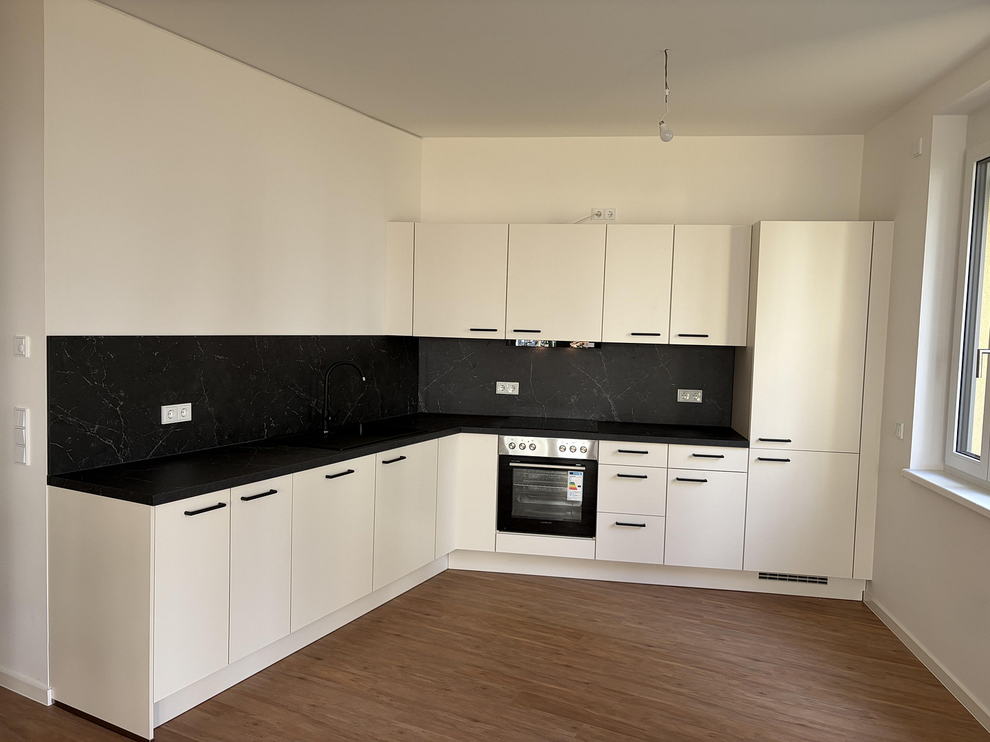 Erstbezug 2-Zimmer-Neubauwohnung | Terrasse, Einbauküche, Keller – Foto 2