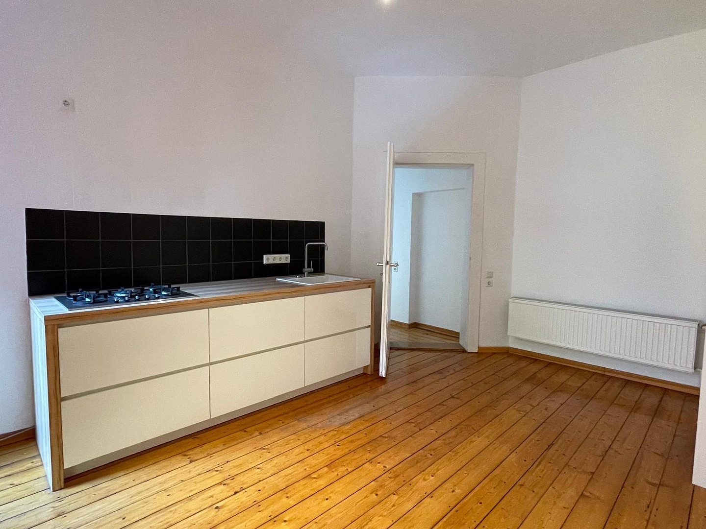 2-Zimmer Altbauwohnung an der Leibnitz Uni und Welfengarten / inklusive Küche – Hahnenstraße 9, 30167 Hannover(Nordstadt) – Vorschaubild 2