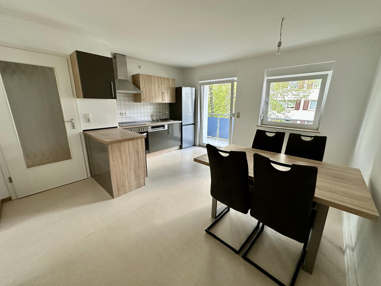 Frisch renovierte 2-Zimmer-Wohnung mit Balkon, Einbauküche und Stellplatz in der Zellerau – 97082 Würzburg(Zellerau) – Vorschaubild 2