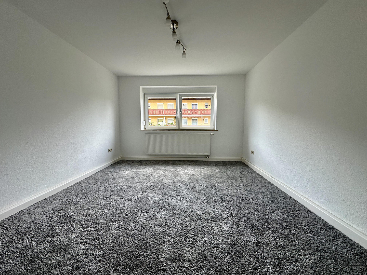 Frisch renovierte 2-Zimmer-Wohnung mit Balkon, Einbauküche und Stellplatz in der Zellerau – 97082 Würzburg(Zellerau) – Vorschaubild 9
