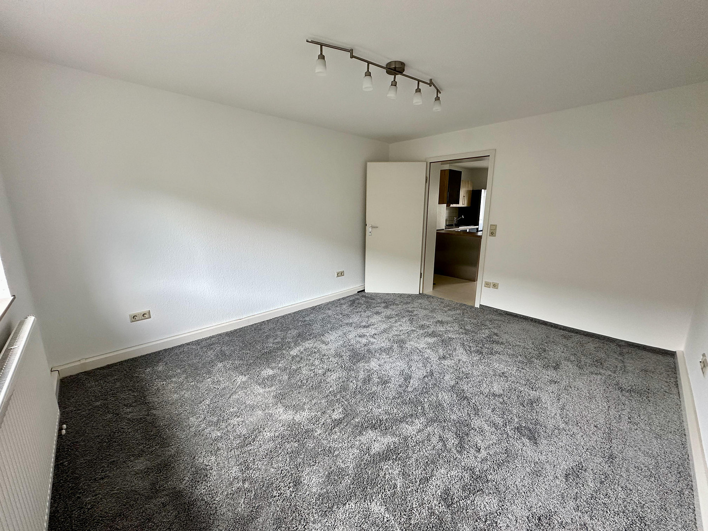 Frisch renovierte 2-Zimmer-Wohnung mit Balkon, Einbauküche und Stellplatz in der Zellerau – 97082 Würzburg(Zellerau) – Vorschaubild 10